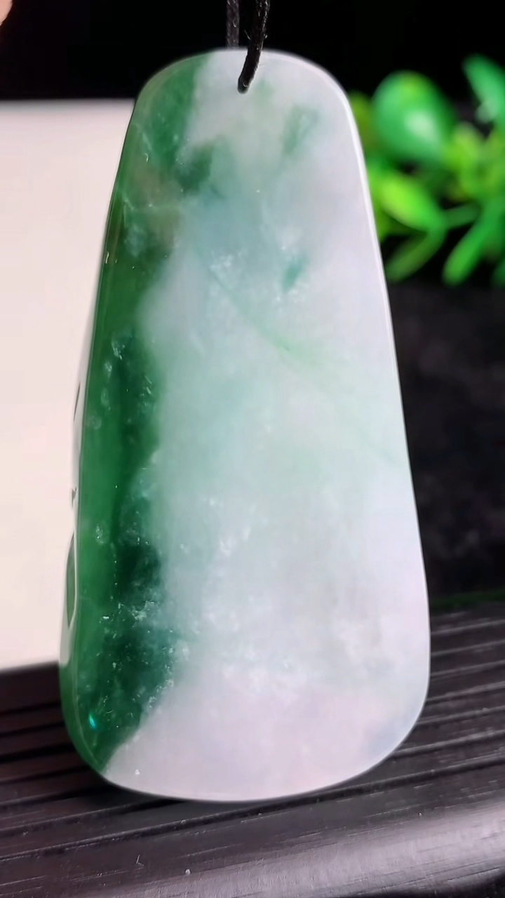 天然A货翡翠逍遥佛吊坠尺寸61.8-31-8.6重量:34.65g
3月21日