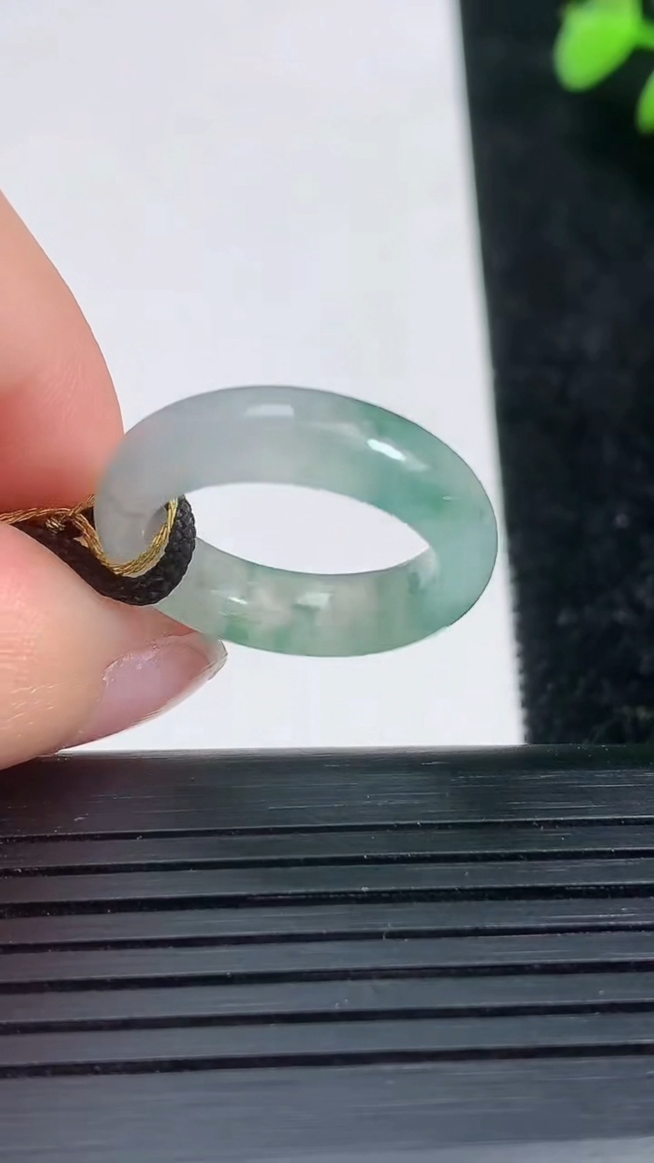天然A货翡翠冰种飘花指环戒指尺寸16.6-5.5-3重量:3.54g2026年3月21日
工厂直销收藏佳品,种好水足，色泽均匀，有种有色，上手高大气！