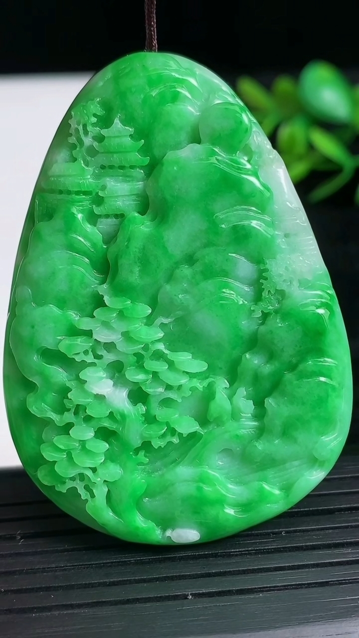 天然A货翡翠山水牌吊坠尺寸58.3-41.3-4.6重量:26.16g
3月21日
