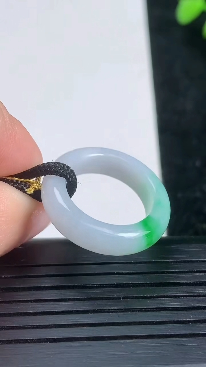 天然A货翡翠指环戒指尺寸16.2-5.3-3.5重量:3.86g2026年3月21日
工厂直销收藏佳品,种好水足，色泽均匀，有种有色，上手高大气！