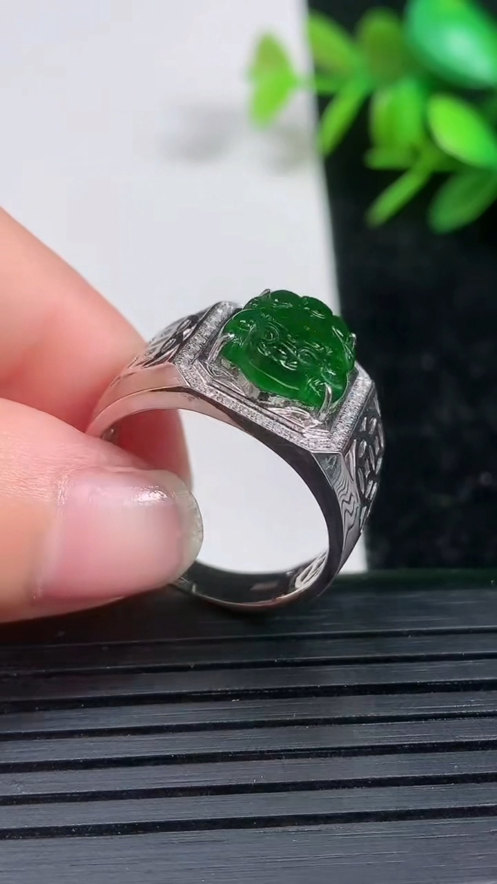 天然A货翡翠貔貅戒指尺寸19.6-11.8-9.3重量:5.10g2026年3月21日
工厂直销收藏佳品,种好水足，色泽均匀，有种有色，上手高大气！