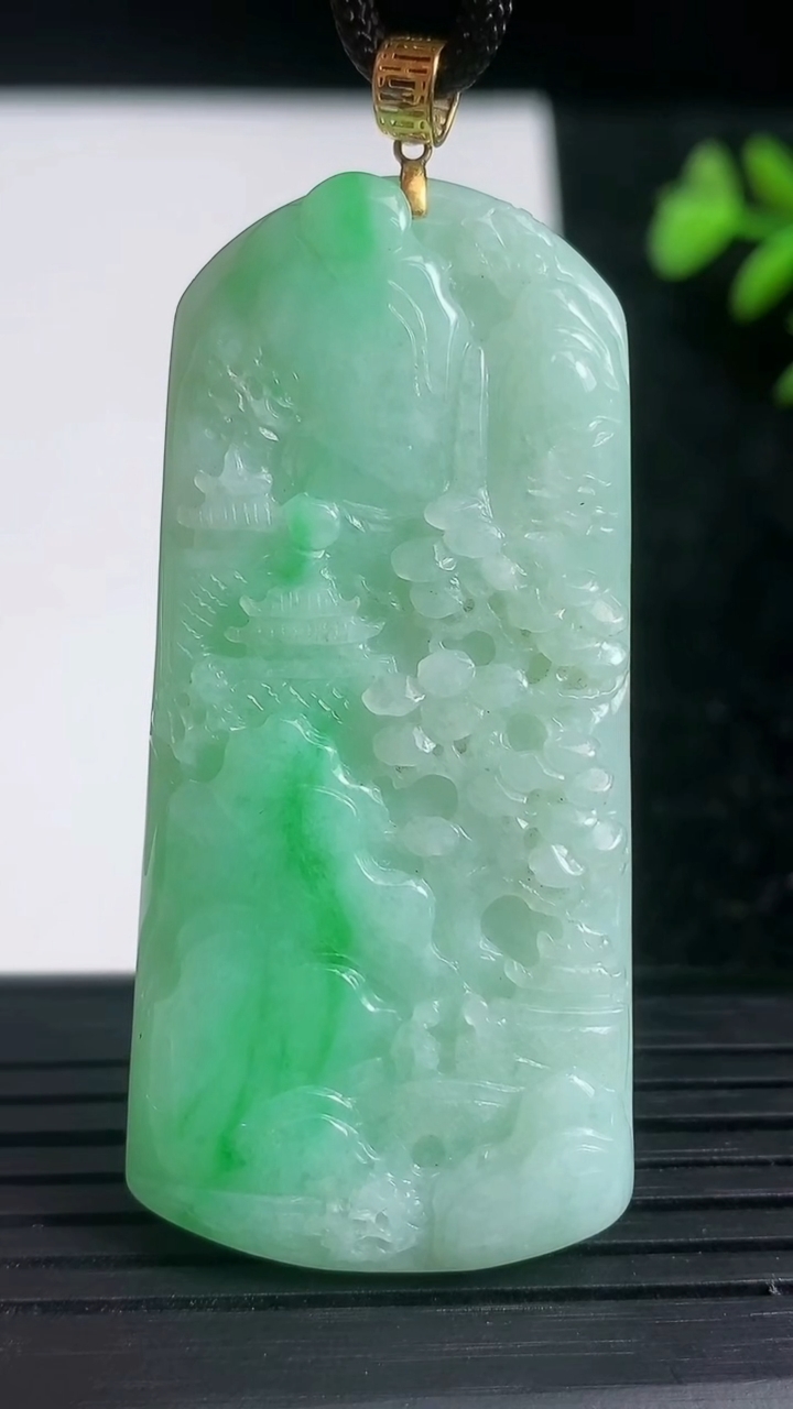 天然A货翡翠山水牌吊坠尺寸54.8-25-5.2重量:18.95g
3月21日