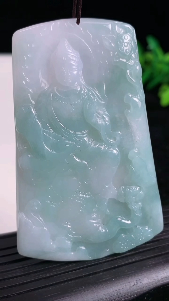 天然A货翡翠普贤菩萨吊坠尺寸68.7-44.2-4.1重量:34.66g
3月21日