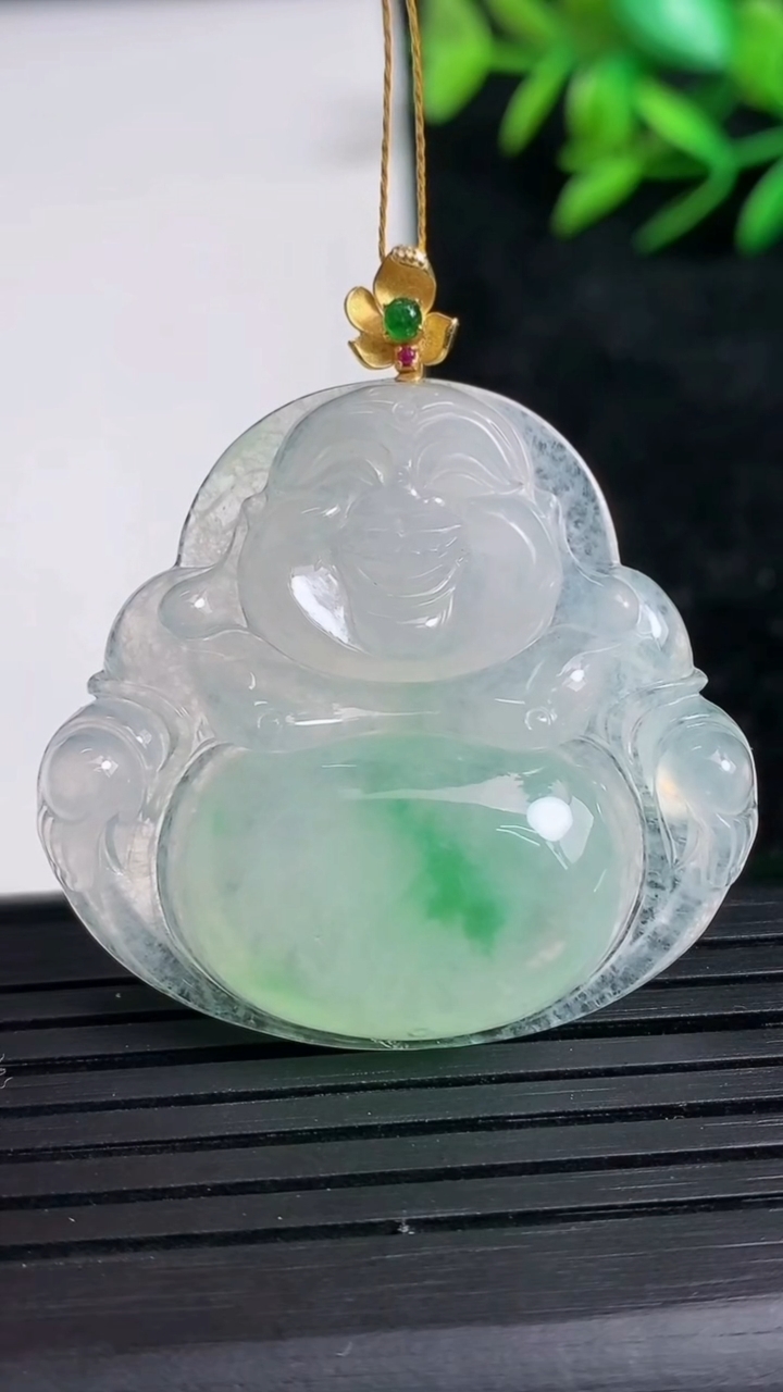 天然A货翡翠佛公吊坠尺寸34.1-36.9-6.6重量:13.06g
3月21日