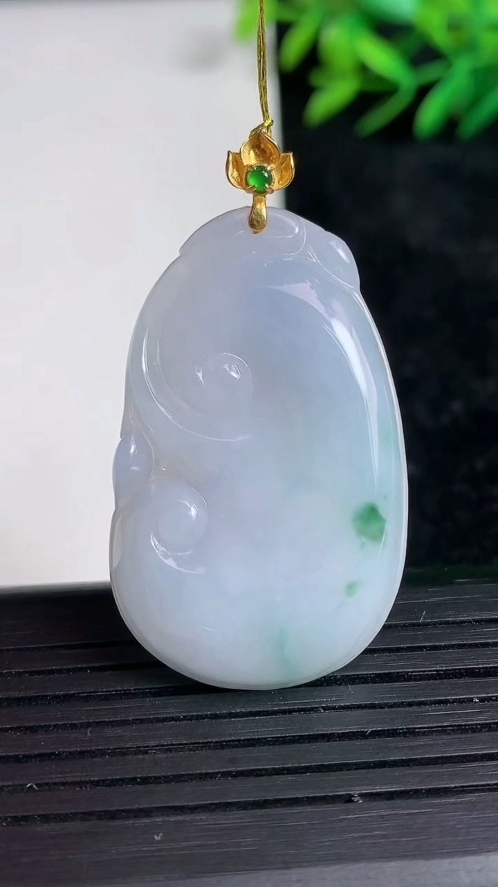 天然A货翡翠18K金紫罗兰飘花如意吊坠尺寸40-24.3-5.2重量:10.31g
3月21日