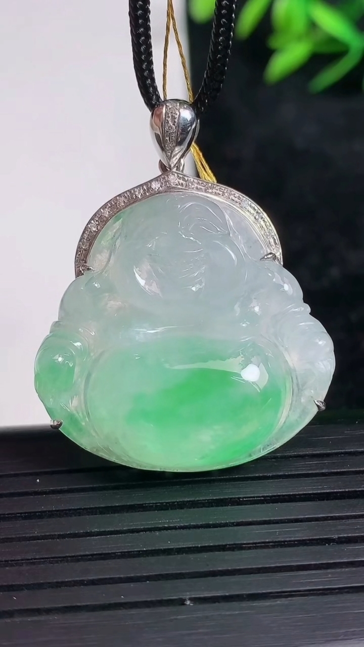 天然A货翡翠佛公吊坠尺寸37.2-27.9-29.4-8.4重量:8.74g
3月21日