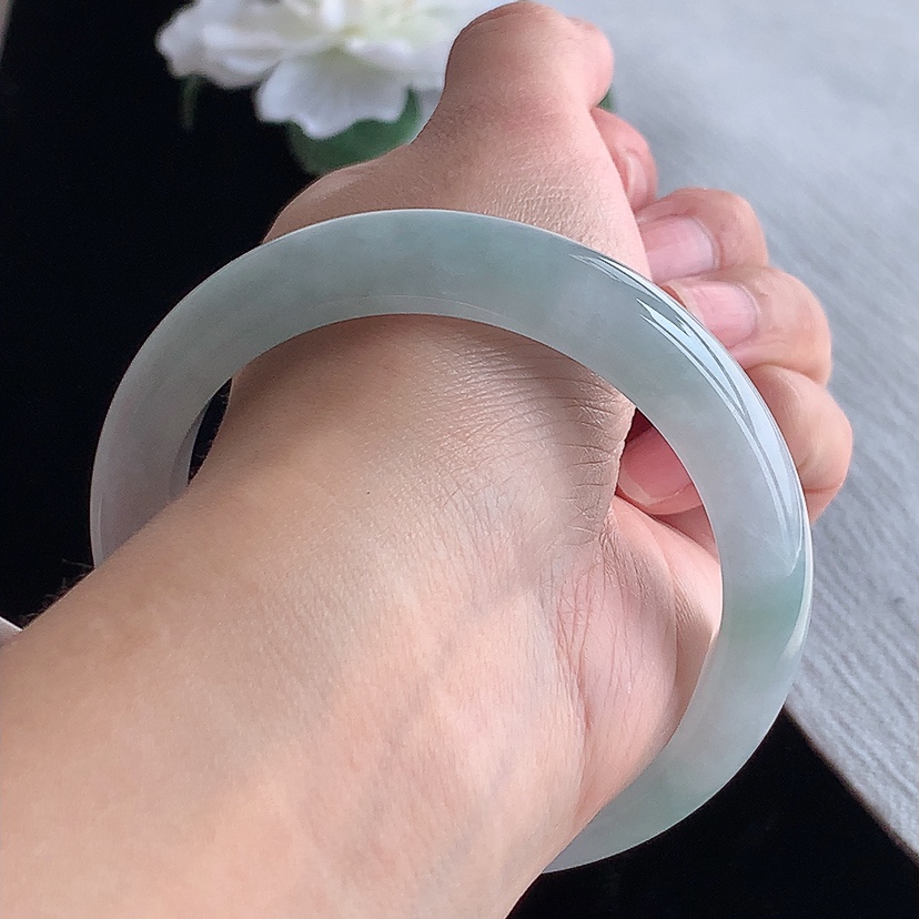 天然A货翡翠晴水正装正圈手镯56-57圈口 
尺寸56.7-12.2-8.5mm 0318