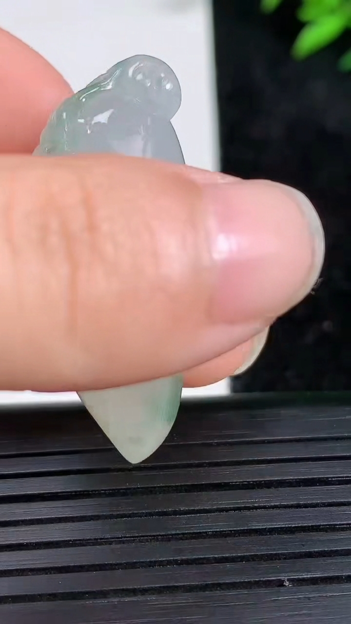 天然A货翡翠飘花福瓜吊坠尺寸36.4-14.2-10重量:9.94g
3月21日