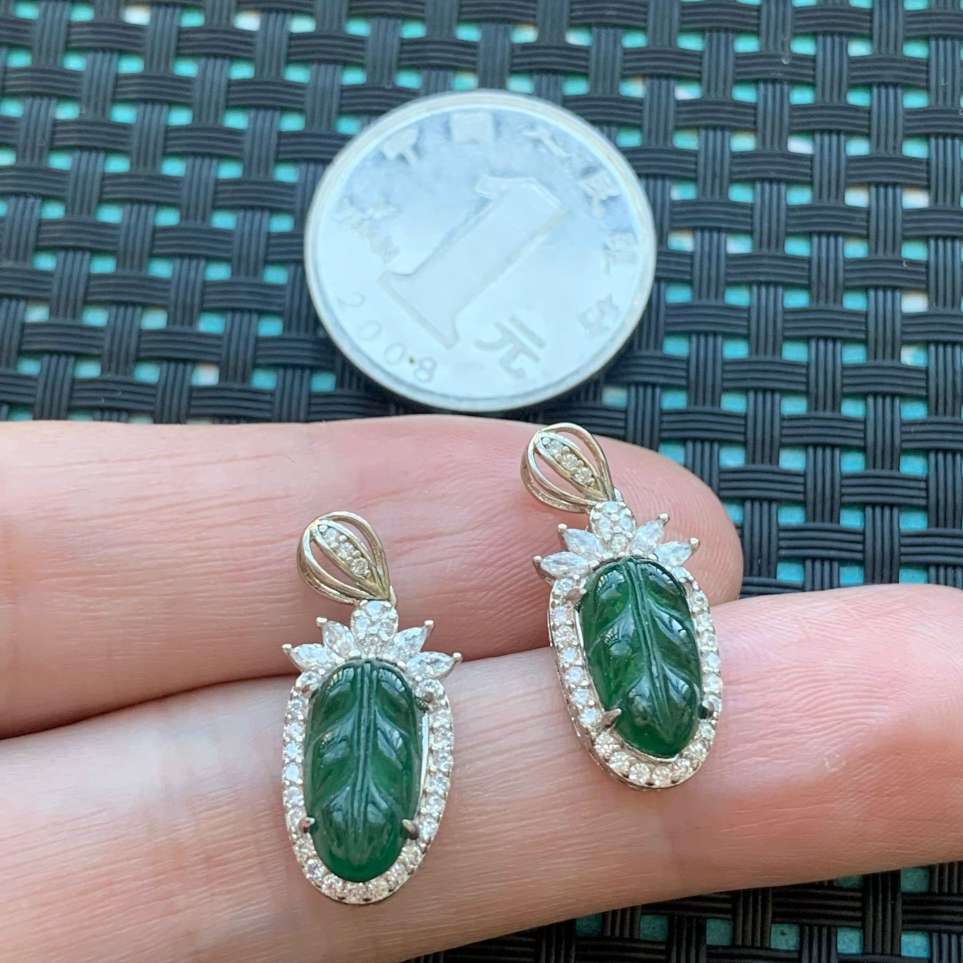 A货天然翡翠冰糯种925银满绿叶子一对吊坠重量1.46
3月21日