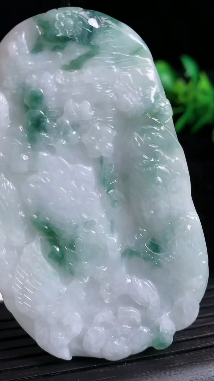 天然A货翡翠飘花山水观音头吊坠尺寸72.2-43.3-5.4重量:41.05g
3月21日