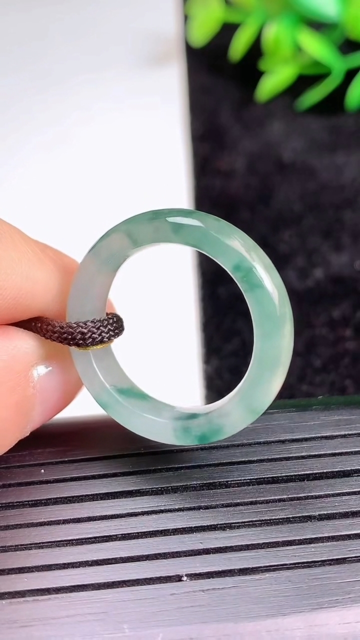 天然A货翡翠飘花指环戒指尺寸18-4.9-3.1重量:3.60g2026年3月21日
工厂直销收藏佳品,种好水足，色泽均匀，有种有色，上手高大气！