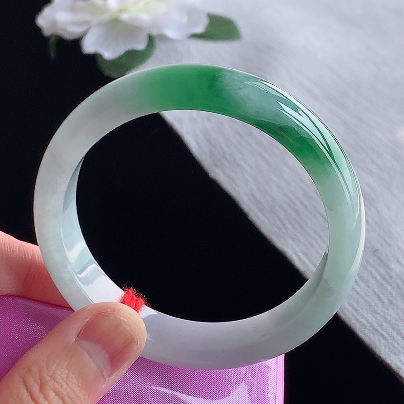 天然A货翡翠飘绿正装正圈手镯54-55圈口  
尺寸54-12.8-7mm 0318