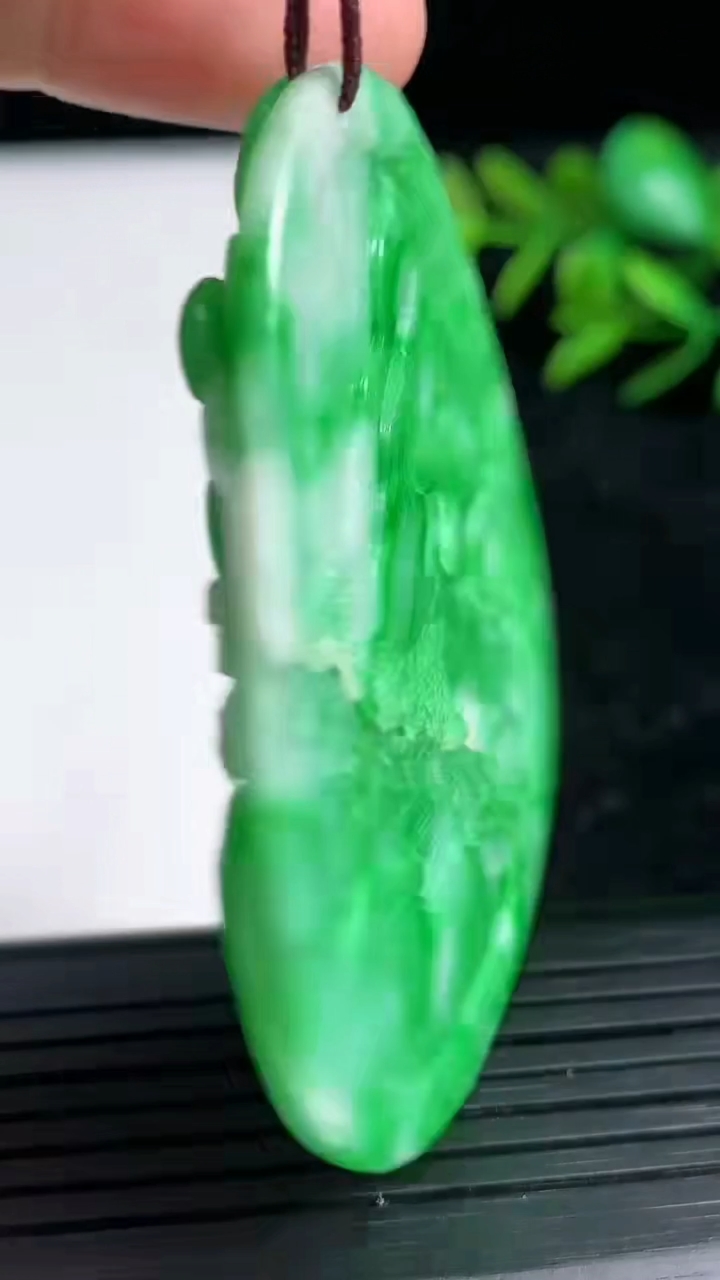 天然A货翡翠山水牌吊坠尺寸58.3-41.3-4.6重量:26.16g
3月21日