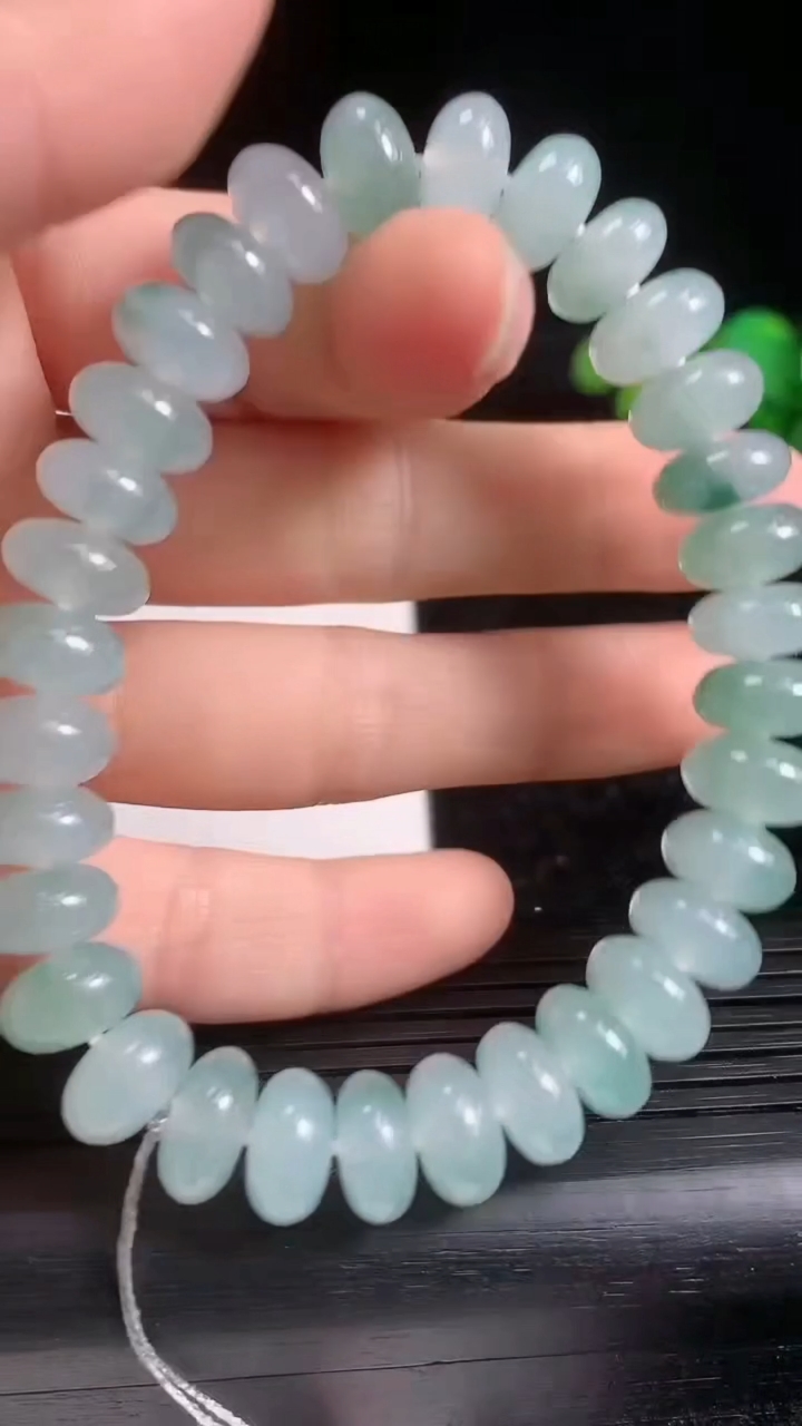 天然A货翡翠飘花算盘珠手串尺寸9.6-5.1-32颗重量:36.49g3月21日
工厂直销收藏佳品,种好水足，色泽均匀，有种有色，上手高大气！