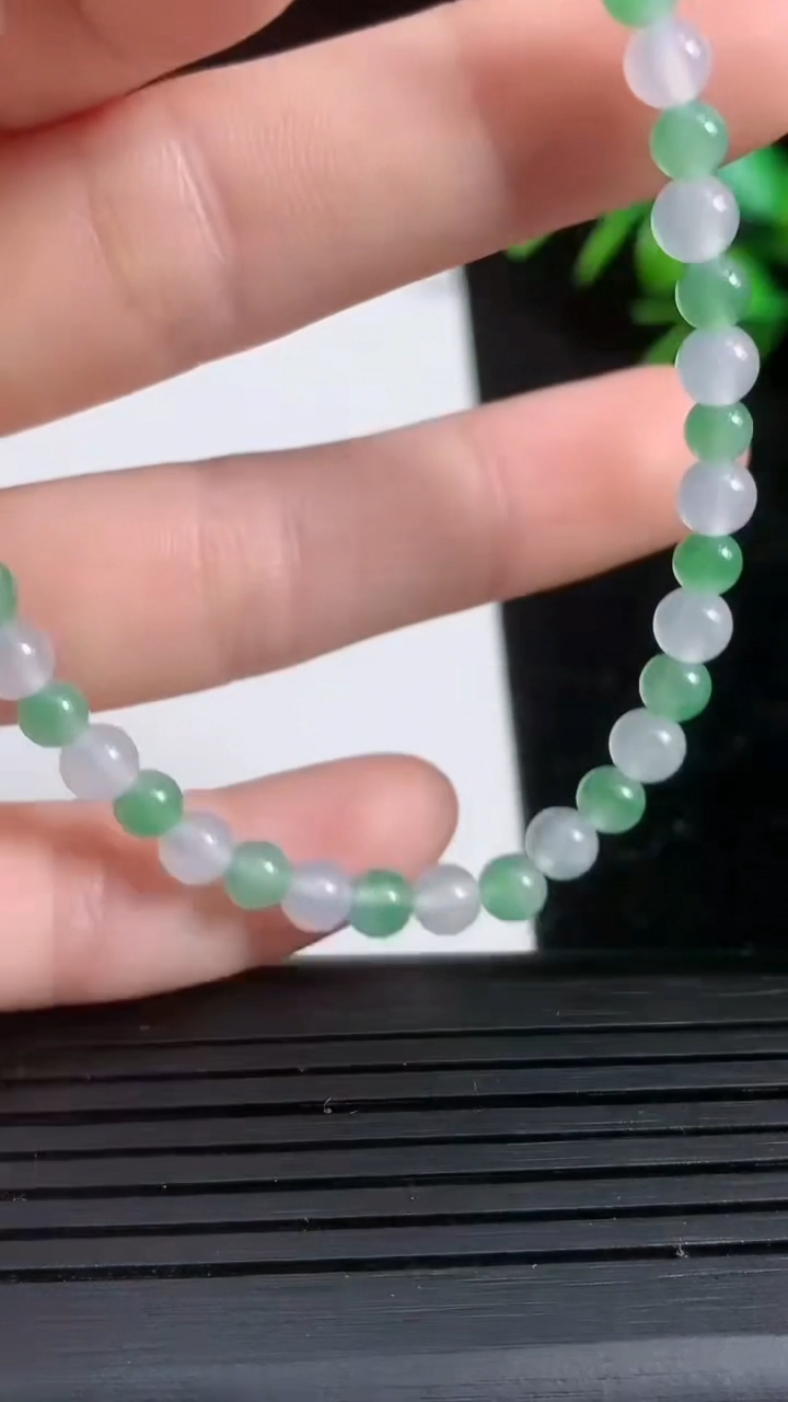 天然A货翡翠圆珠手串尺寸4.2-42颗重量:6.38g3月21日
工厂直销收藏佳品,种好水足，色泽均匀，有种有色，上手高大气！