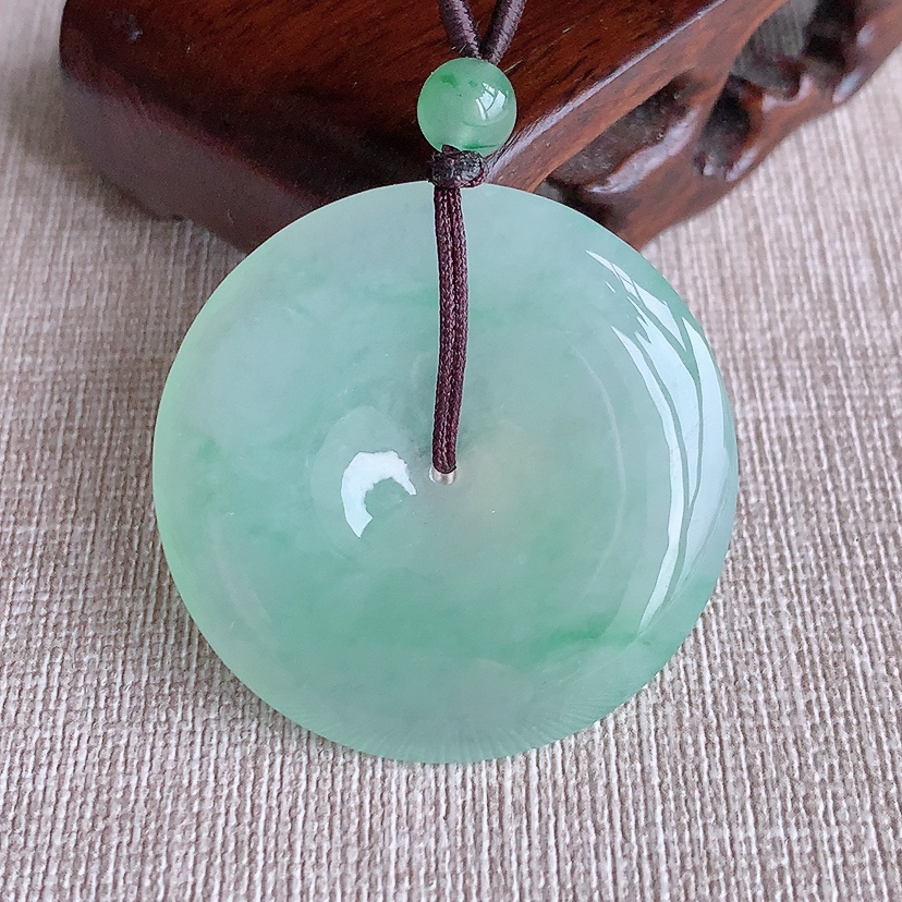 天然A货翡翠晴绿大件平安扣吊坠 
尺寸38-5.8mm 重量17.75g 0320