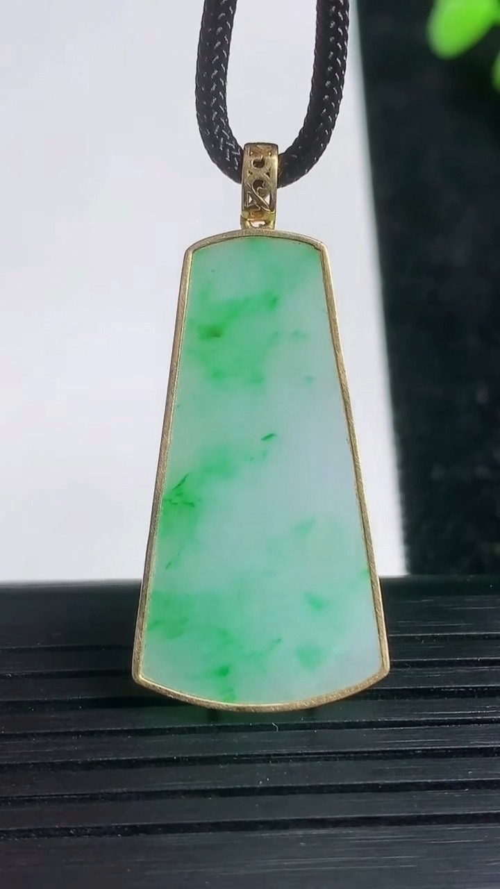 天然A货翡翠无事牌吊坠尺寸32.7-17.7-2.9重量:4.91g
3月21日