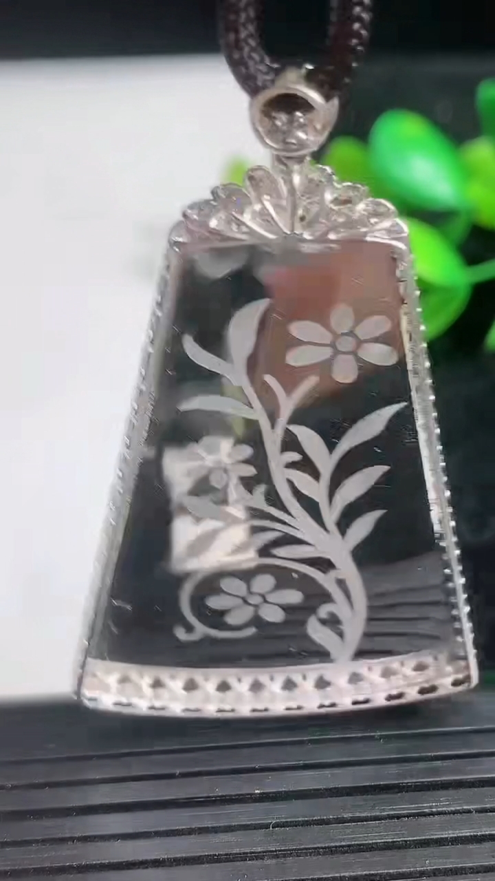 天然A货翡翠山水牌吊坠尺寸53-31.3-5.4重量:9.52g
3月21日