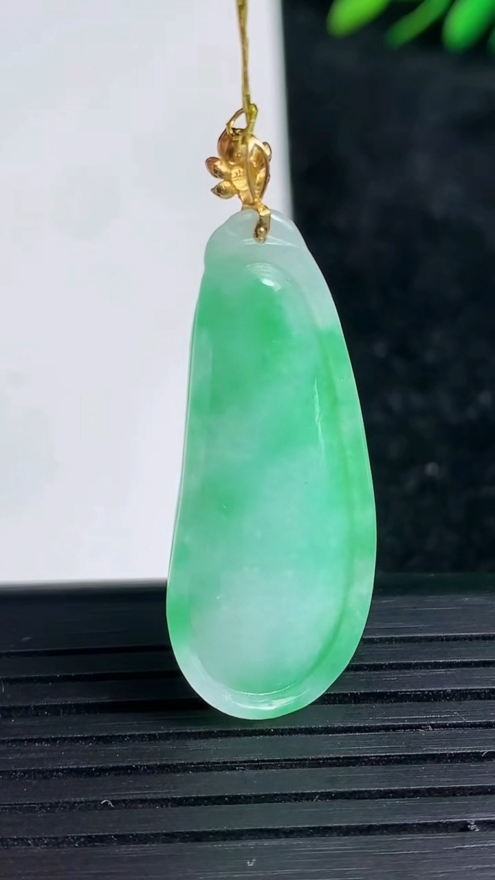 天然A货翡翠福瓜吊坠尺寸36-15.2-5.2重量:5.78g
3月21日