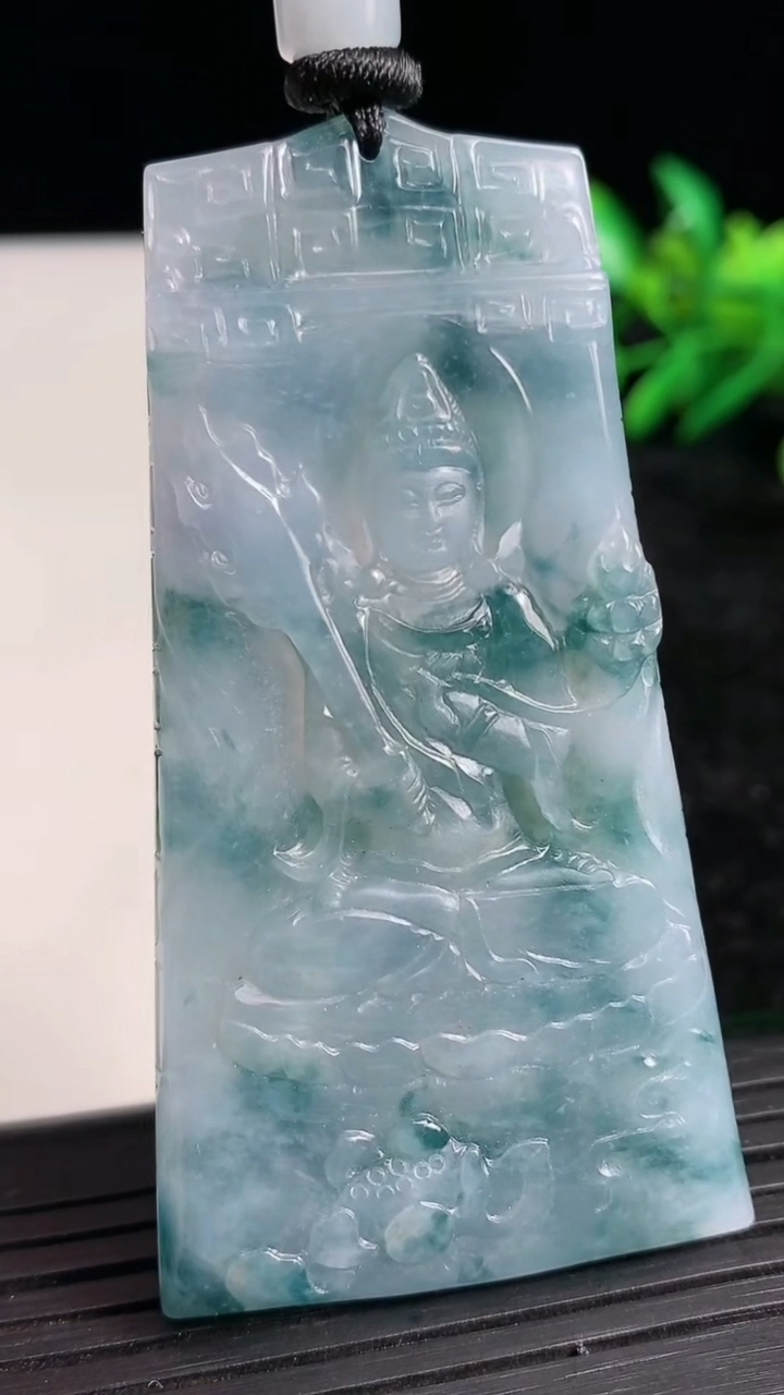 天然A货翡翠紫罗兰飘花虚空藏菩萨吊坠尺寸64.8-35.2-6.7重量:43.82g
3月21日