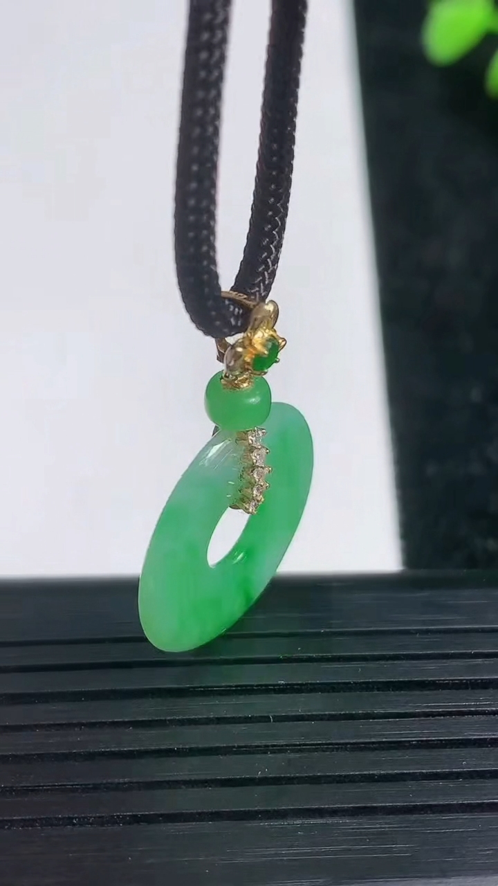 天然A货翡翠平安环吊坠尺寸19.3-2.4重量:2.85g
3月21日