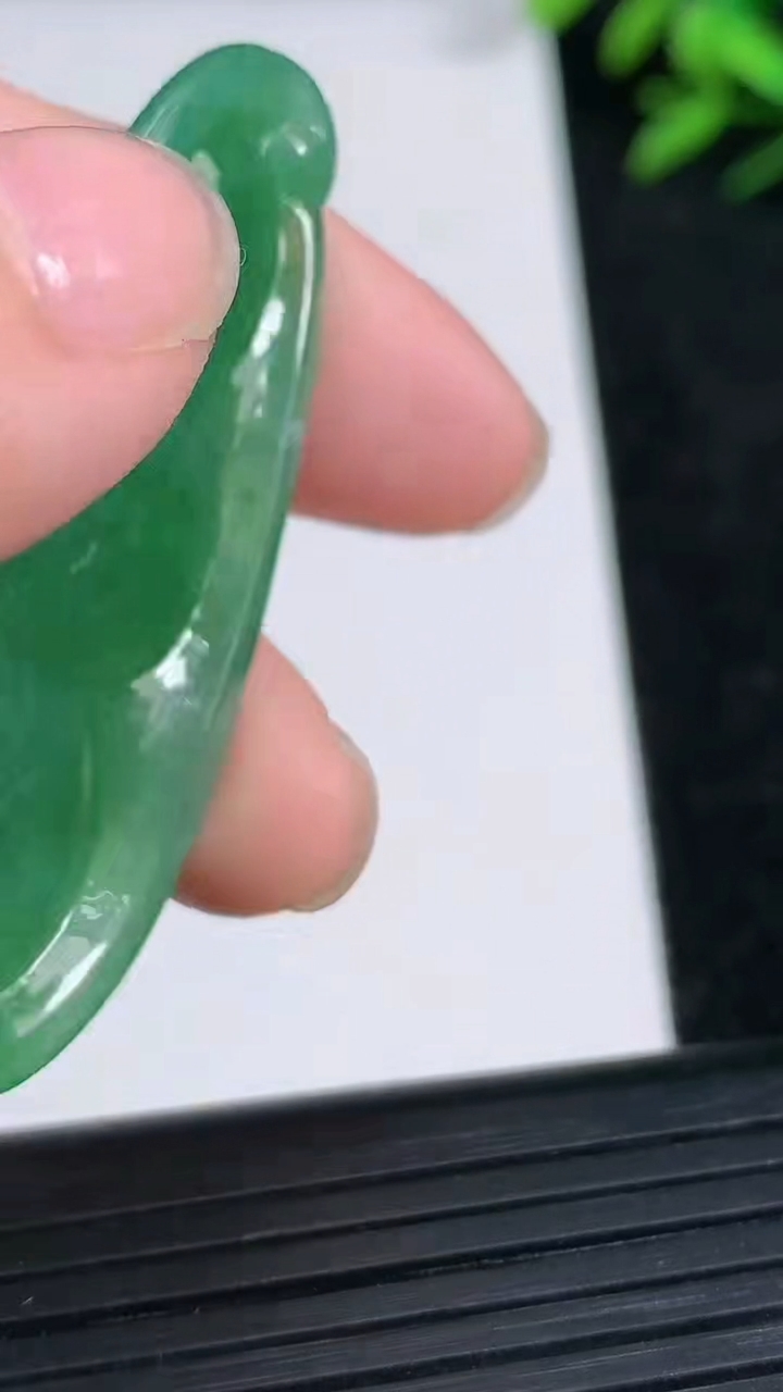 天然A货翡翠福豆吊坠尺寸51-23-7.4重量:14.50g
3月21日