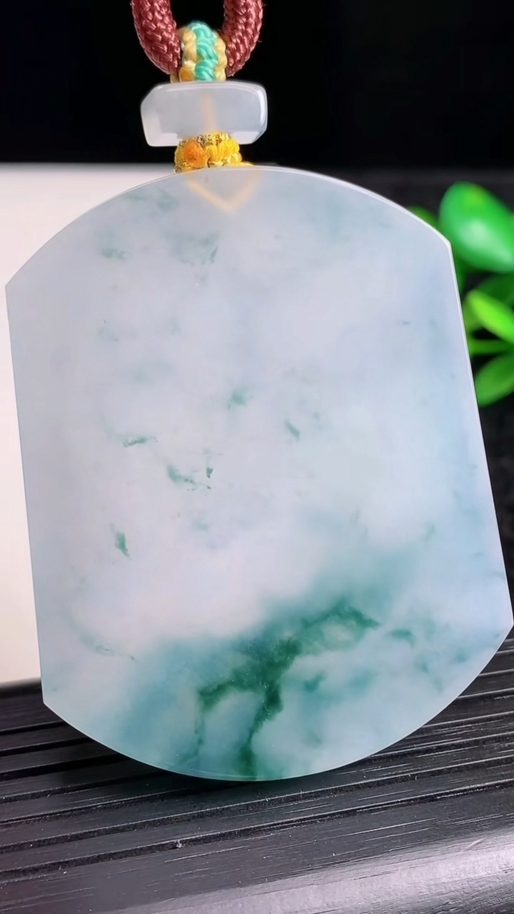 天然A货翡翠种飘花无事牌吊坠尺寸54.7-42.6-5.5重量:39.65g
3月22日