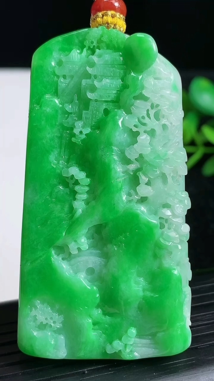 天然A货翡翠山水牌吊坠尺寸62.8-33.6-8.5重量:42.45g
3月22日