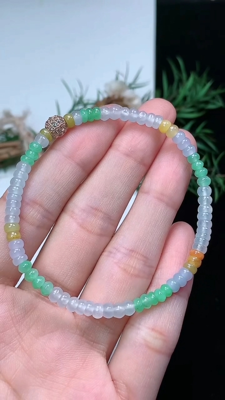 天然A货翡翠三彩算盘珠手串，尺寸4-2.2-72颗，重量:6.00g3月22日
工厂直销收藏佳品,种好水足，色泽均匀，有种有色，上手高大气！