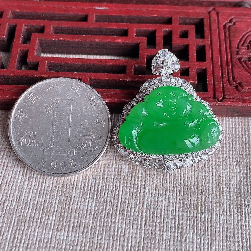 天然A货翡翠18K金伴钻镶嵌阳绿佛公吊坠 
尺寸30-26.8-11.8裸石16-23.8mm 重量9.66g 0321