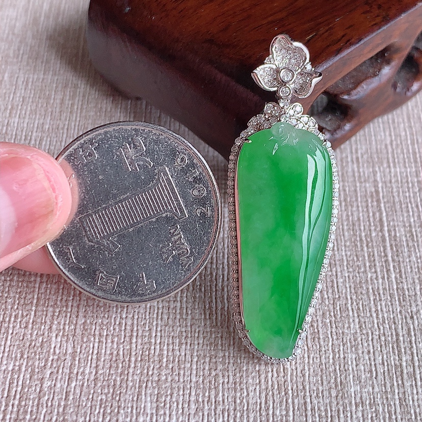 天然A货翡翠18K金伴钻镶嵌满绿福瓜吊坠 
尺寸44-15-9.2裸石31-12mm 重量8.26g 0320