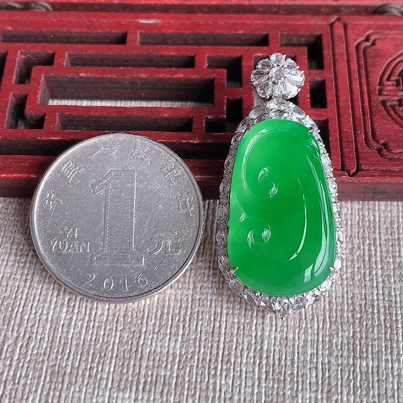 天然A货翡翠18K金伴钻镶嵌阳绿如意吊坠 
尺寸38-17.6-9.5裸石24.4-14.8mm 重量8.40g 0321