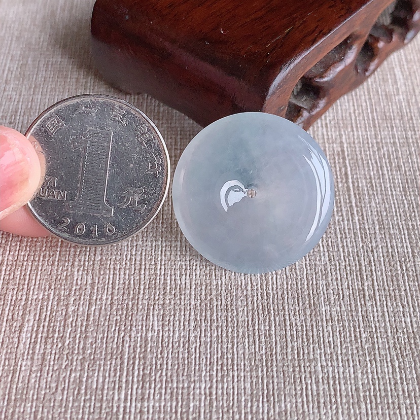 天然A货翡翠白冰白月光平安扣吊坠 
尺寸26.8-5.3mm 重量8.00g 0322