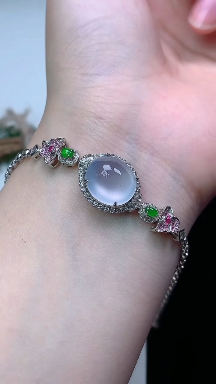 天然A货翡翠白冰蛋面手链，尺寸12.5-11.6，重量:7.50g
3月22日