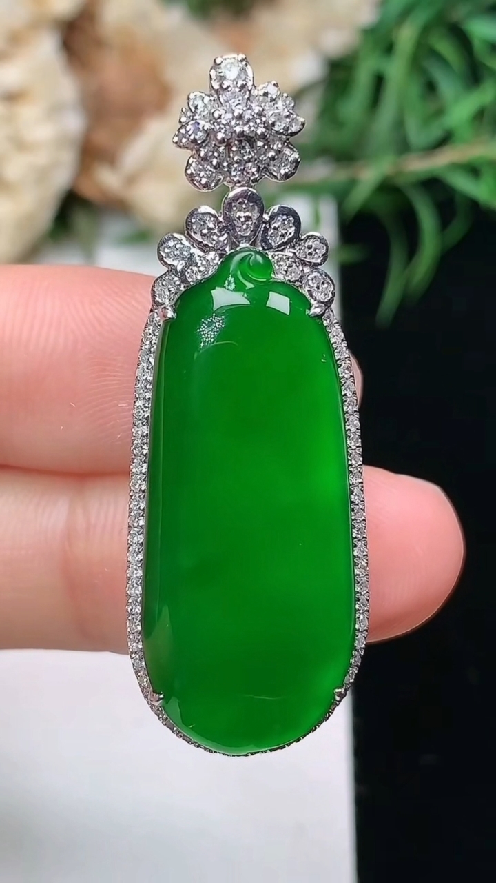 天然A货翡翠福瓜吊坠，尺寸40.8-14.4-9.6，裸石28.8-12.2，重量:8.46g
3月