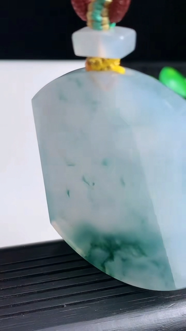 天然A货翡翠种飘花无事牌吊坠尺寸54.7-42.6-5.5重量:39.65g
3月22日