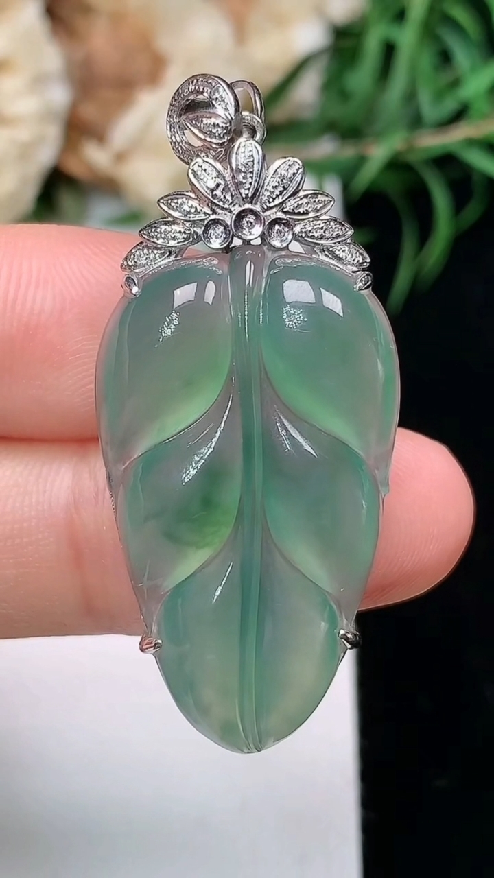 天然A货翡翠金枝玉叶 叶子吊坠，尺寸29.8-17.8-7.5，重量:5.44g
3月22日
