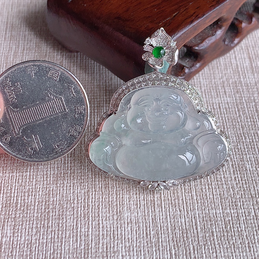 天然A货翡翠18K金伴钻镶嵌白月光佛公吊坠 
尺寸39.2-35.2-10.6裸石22.3-32.2mm 重量9.00g 0320