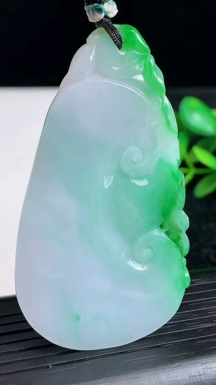 天然A货翡翠如意吊坠尺寸65.9-35.6-8.4重量:46.44g
3月22日