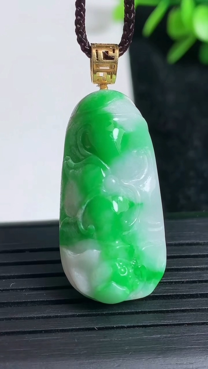 天然A货翡翠和和美美 荷花吊坠尺寸33.2-16.3-8.3重量:8.57g
3月22日