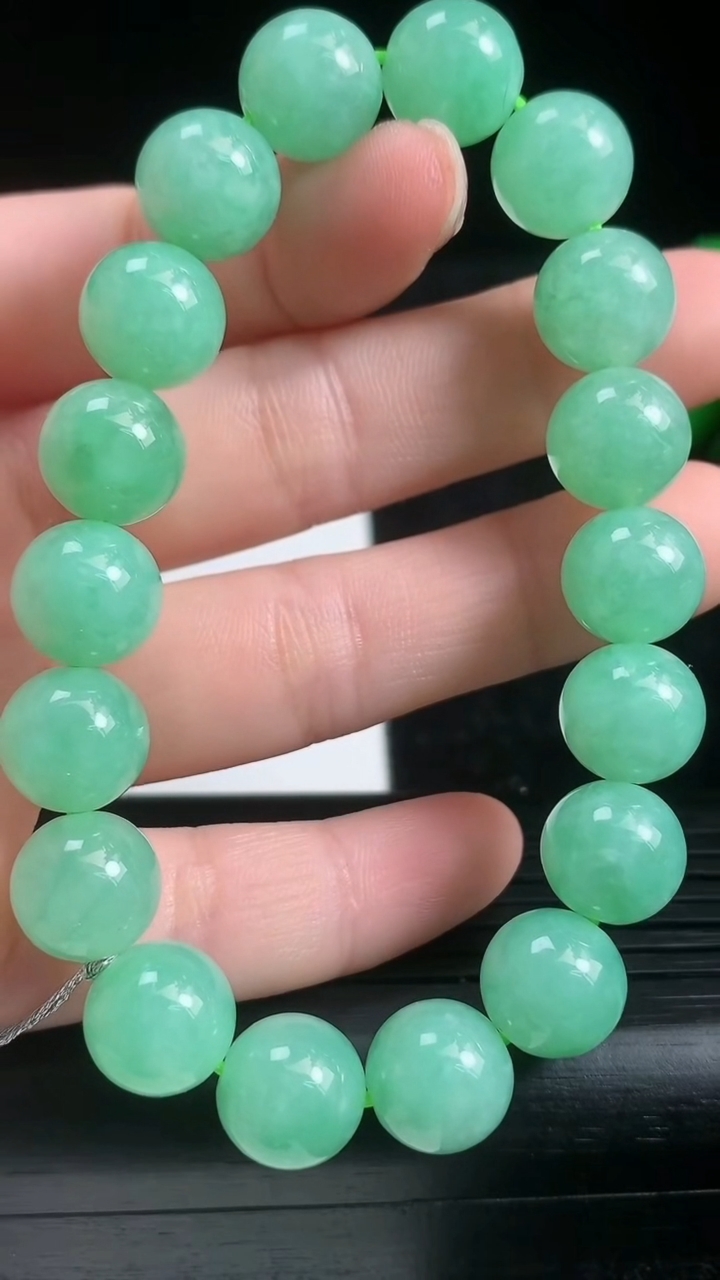天然A货翡翠圆珠手串尺寸10.4-18颗重量:35.60g3月22日
工厂直销收藏佳品,种好水足，色泽均匀，有种有色，上手高大气！