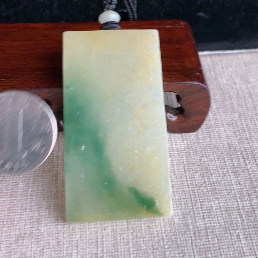 天然A货翡翠黄加绿双彩无事牌吊坠  
尺寸61.6-32.3-5.3mm 重量37.88g 0322