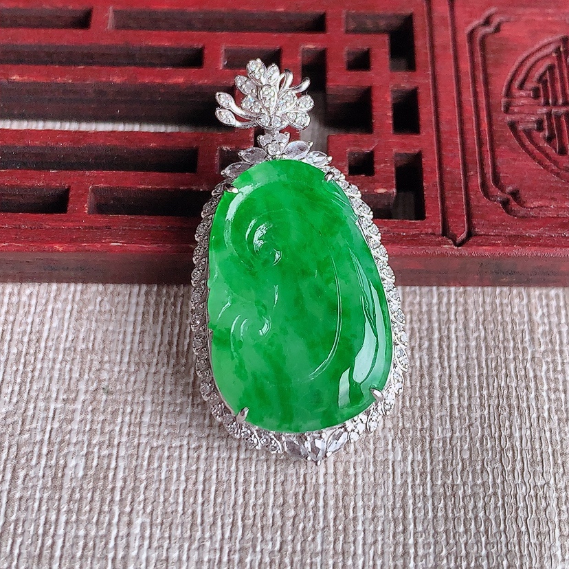 天然A货翡翠18K金伴钻镶嵌阳绿如意吊坠 
尺寸35.3-18-9裸石22.8-15mm 重量5.74g 0321