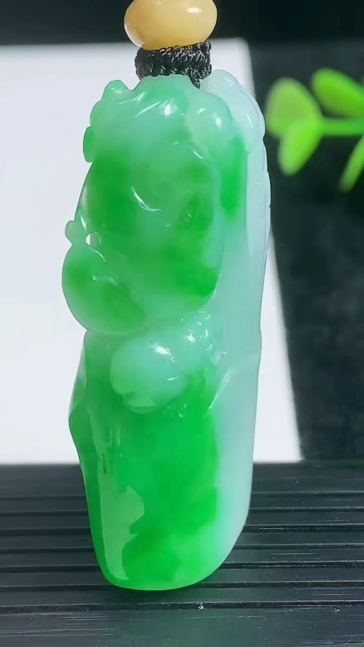 天然A货翡翠节节高升 竹节吊坠尺寸46.1-21.3-9.8重量:25.32g
3月22日