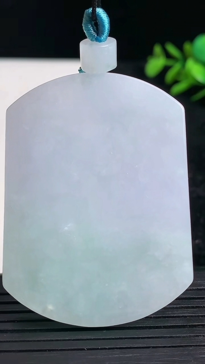 天然A货翡翠无事牌吊坠尺寸54-40.6-5.8重量:39.10g
3月22日