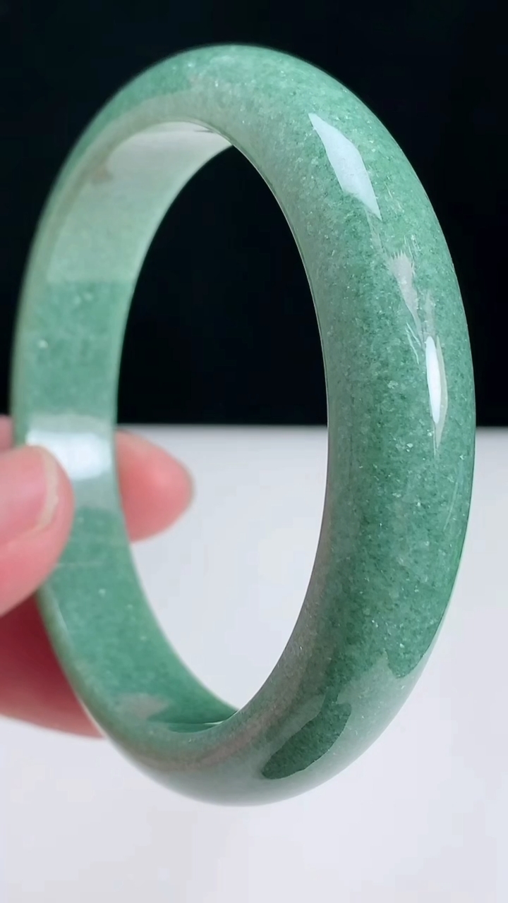 圈口59-60翡翠a货宽边大圈口手镯尺寸60-13-8，重:60.53g3月22日