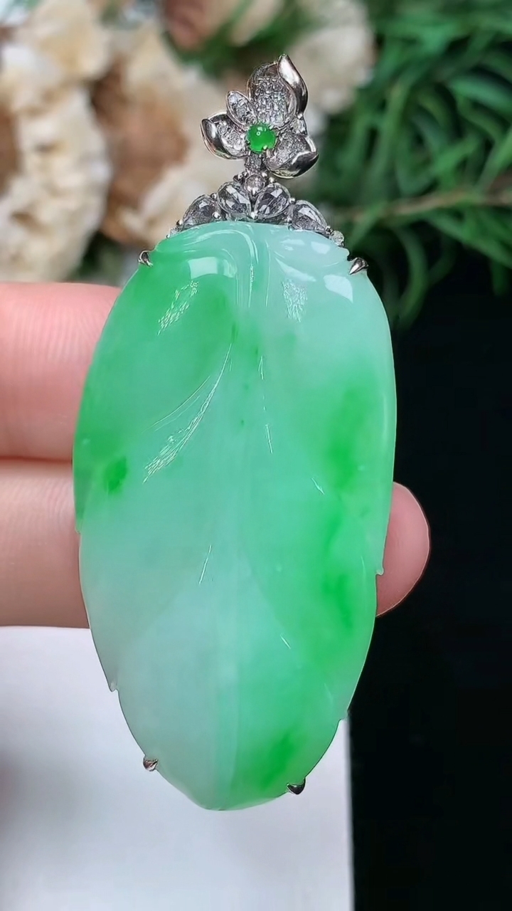 天然A货翡翠金枝玉叶 叶子吊坠，尺寸40-22-6.9，重量:10.34g
3月22日