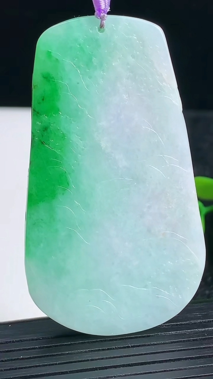 天然A货翡翠山水牌吊坠尺寸64.2-37-6重量:32.15g
3月22日