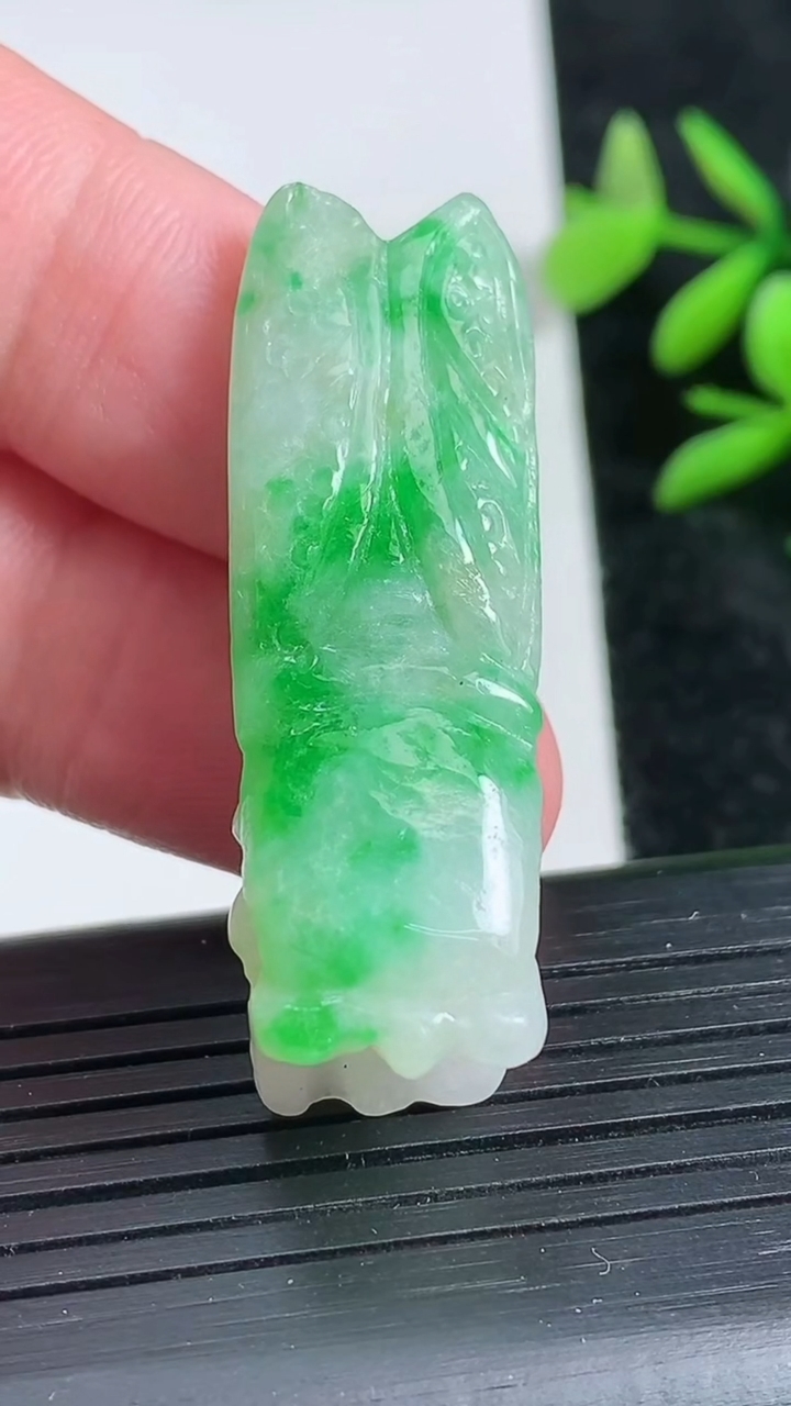 天然A货翡翠一鸣惊人吊坠，尺寸41.6-14.3-13.3重:12.77g
3月22日