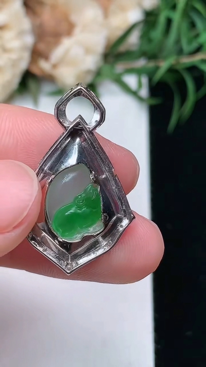 天然A货翡翠松鼠吊坠，尺寸27.2-17.7-4.9，裸石11.5-8.5，重量:2.13g
3月22日